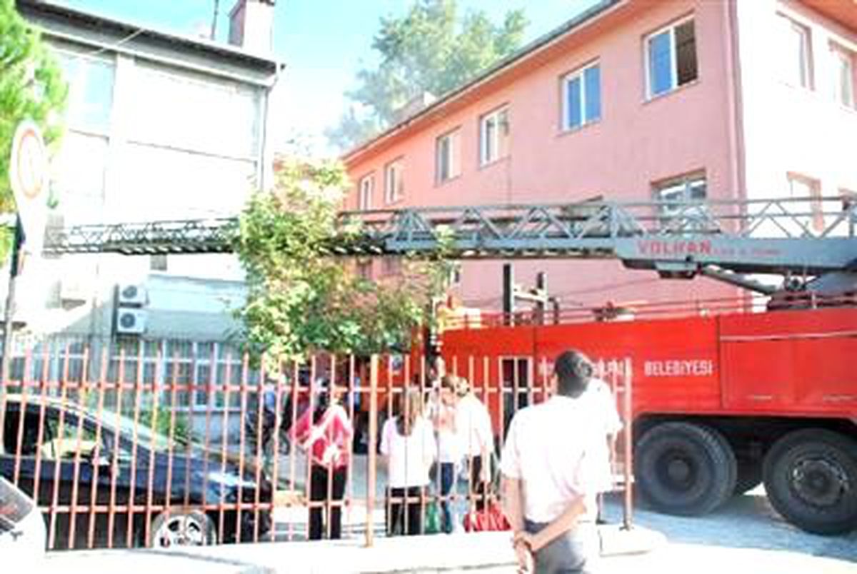 Mustafakemalpaşa Adliyesi\'nde Yangın Paniği