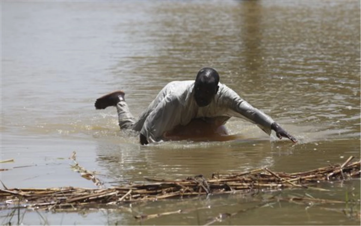 Nijerya\'da Seller: 33 Kişi Öldü, Binlerce Kişi Evsiz Kaldı