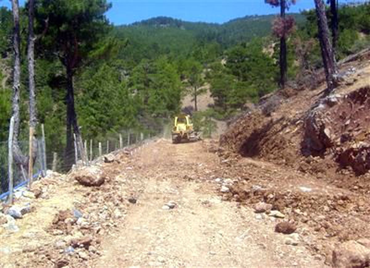 Özel İdare Yol Bakım Çalışmalarına Devam Ediyor