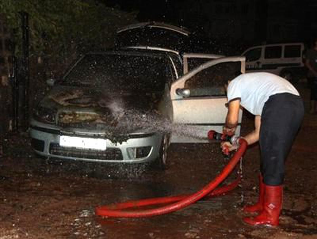 Park Halindeki Otomobil Kundaklandı