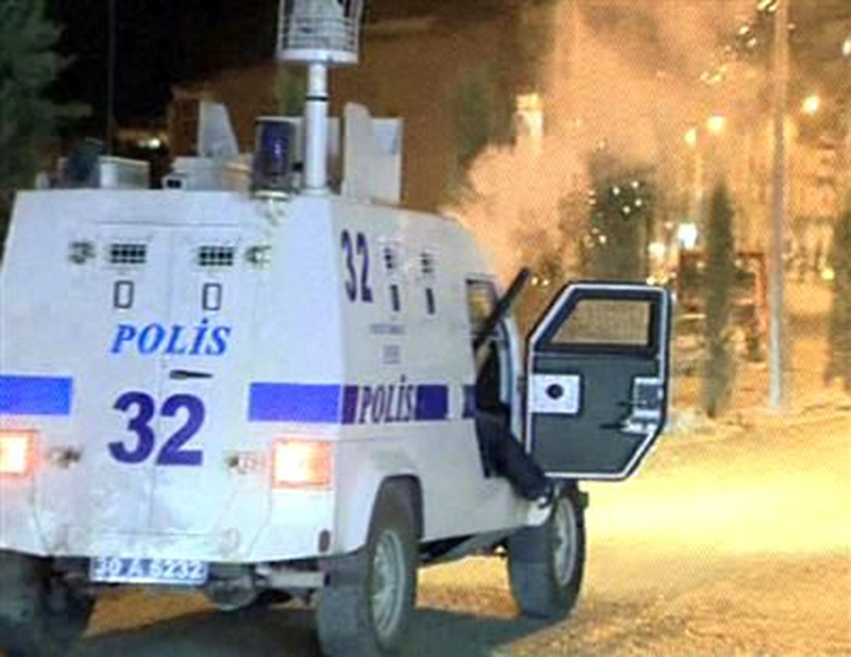 Polise Ses Bombalı ve Havai Fişekli Saldırı