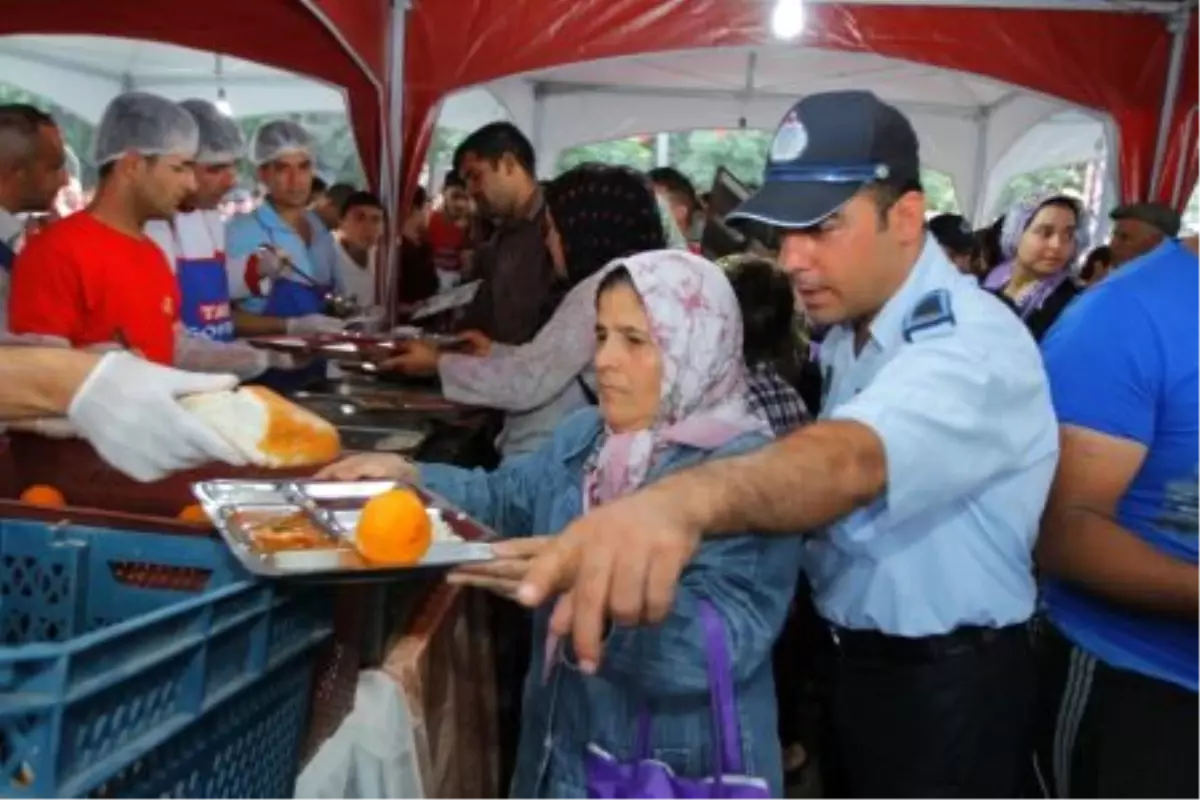 Ramazan Boyunca 100 Bin Kişiye İftar Yaptırdı