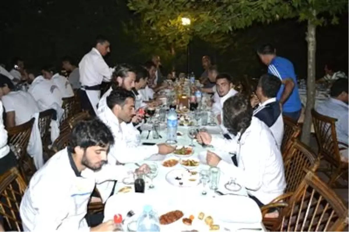 Sahada Rakip, İftarda Dostluk
