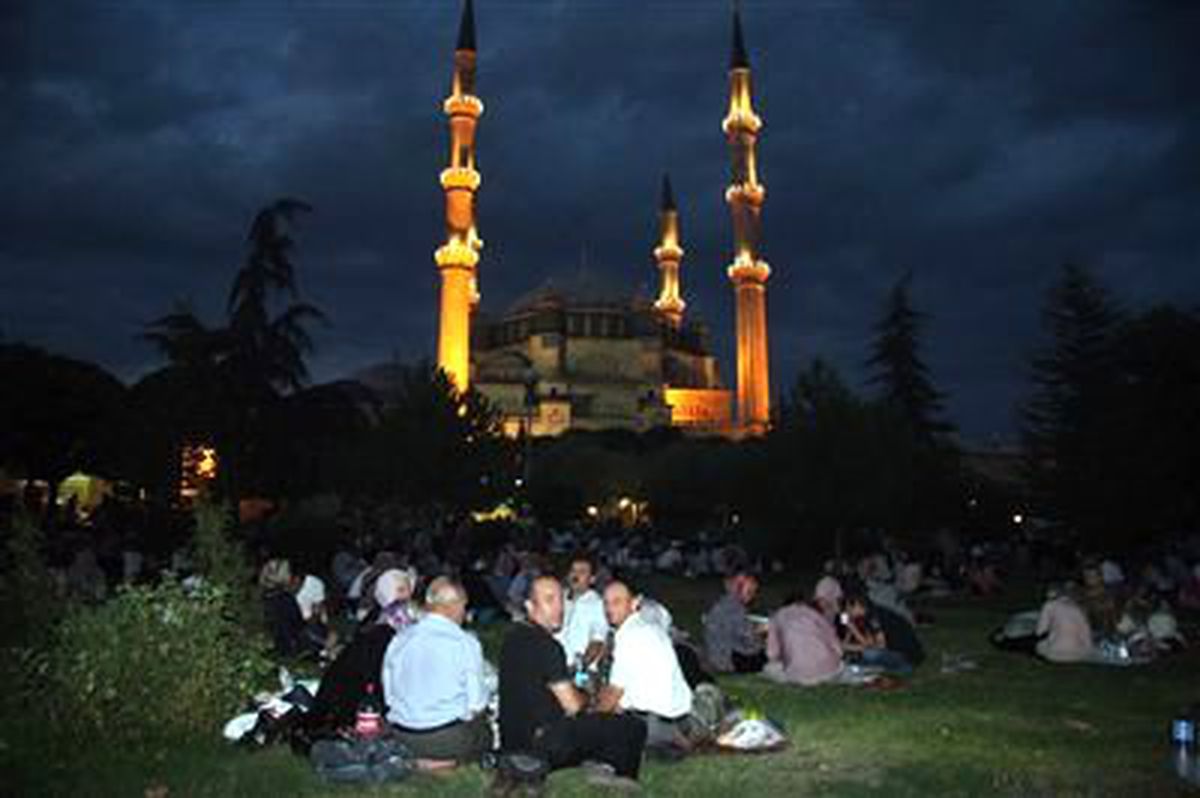 Selimiye Camisi\'nde Kadir Gecesi İzdihamı