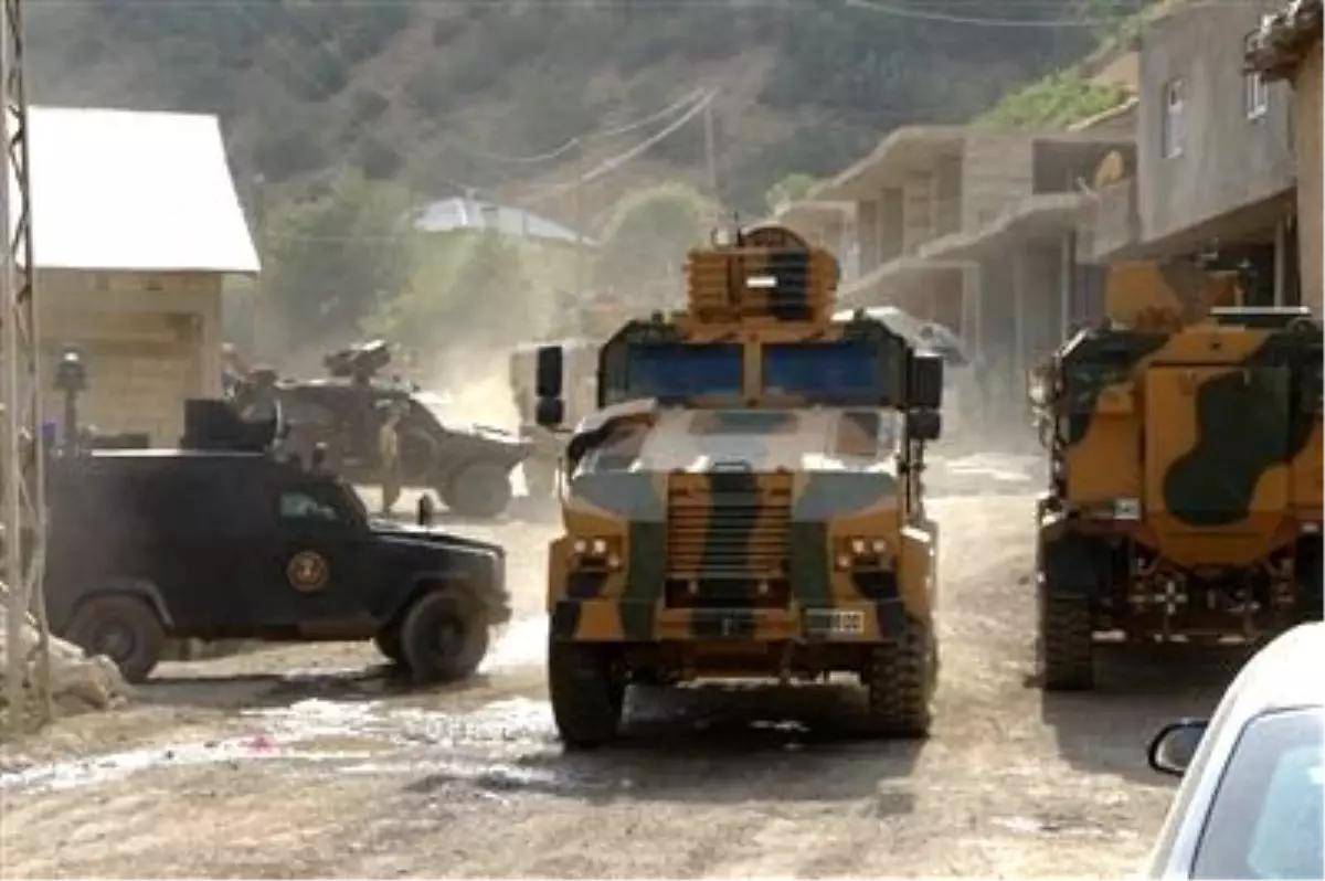 Şemdinli\'de Askeri Araçların Geçişi Sırasında Konvoya Saldırı