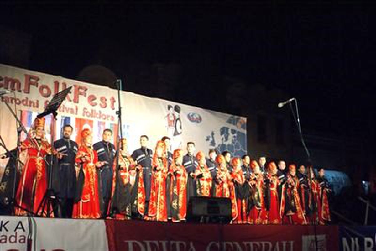 Sırbistan\'da Türk Ekibine Sevgi Çemberi