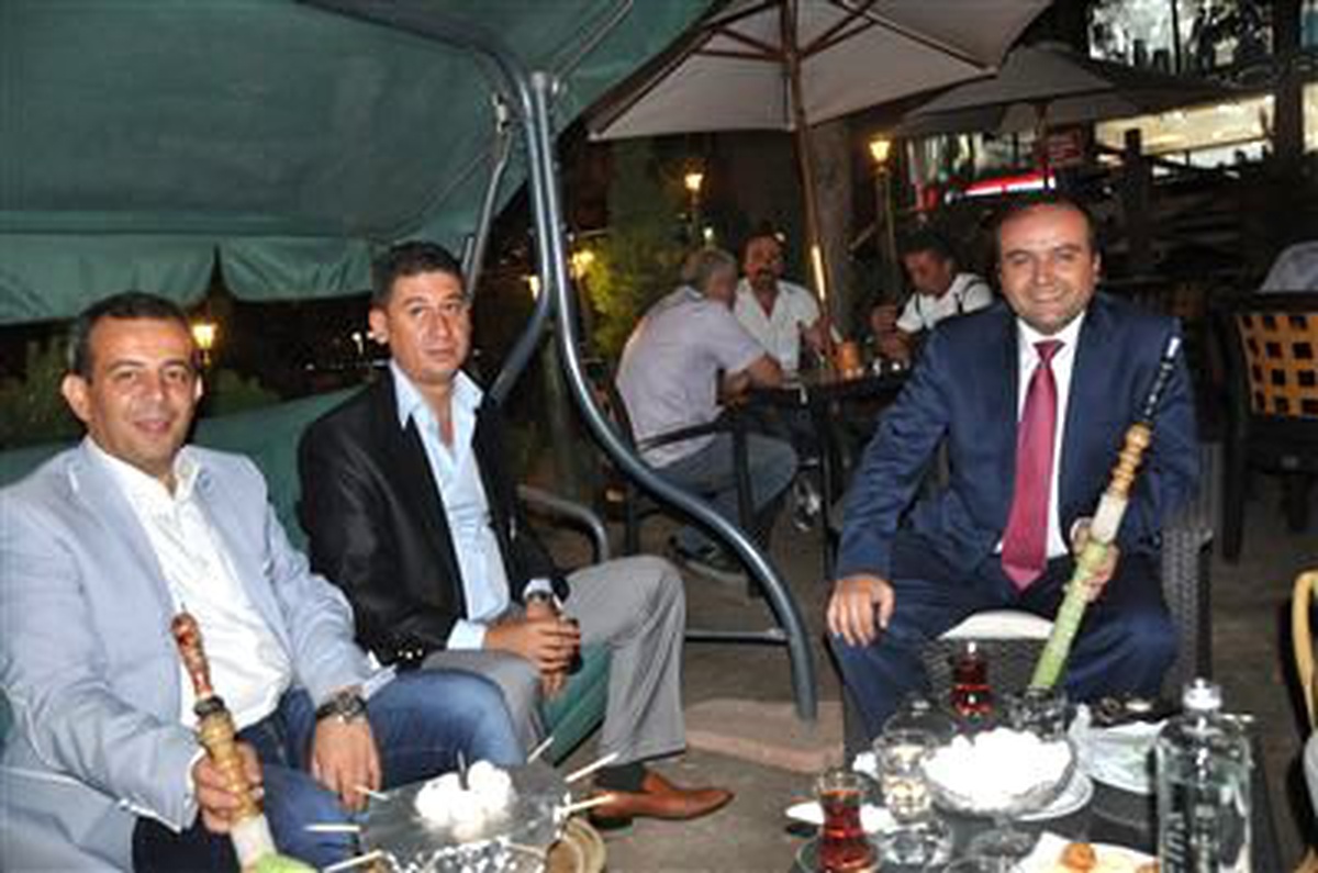 Siyasi Rakipler Bir Araya Gelerek Nargile İçti
