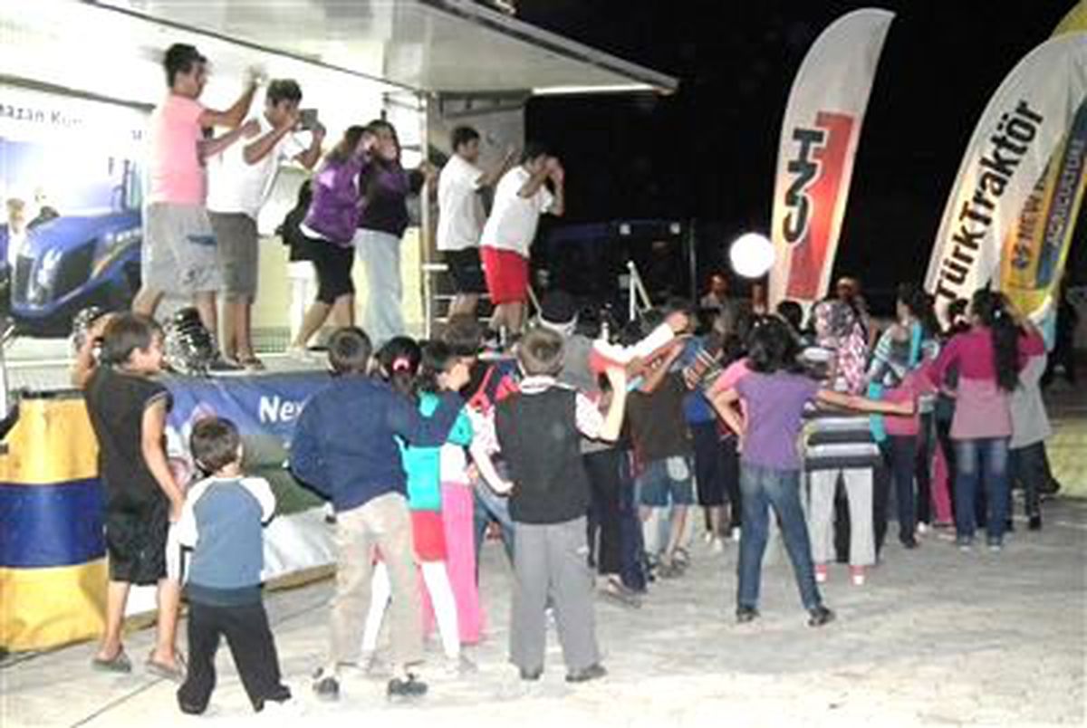 Türk Traktör Ramazan Kumpanyası İçin Çayırbaşı\'nda