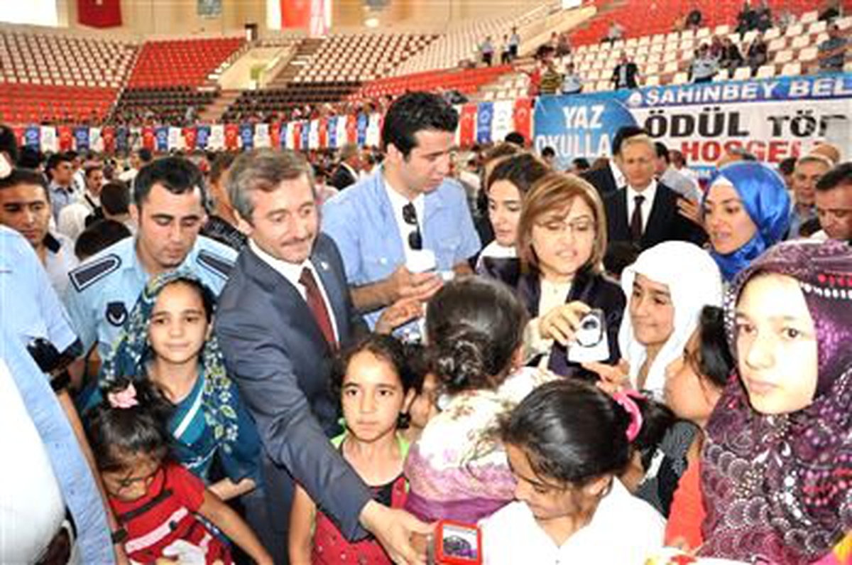 Yaz Okulunu Tamamlayan Öğrencilere Hediye Verildi