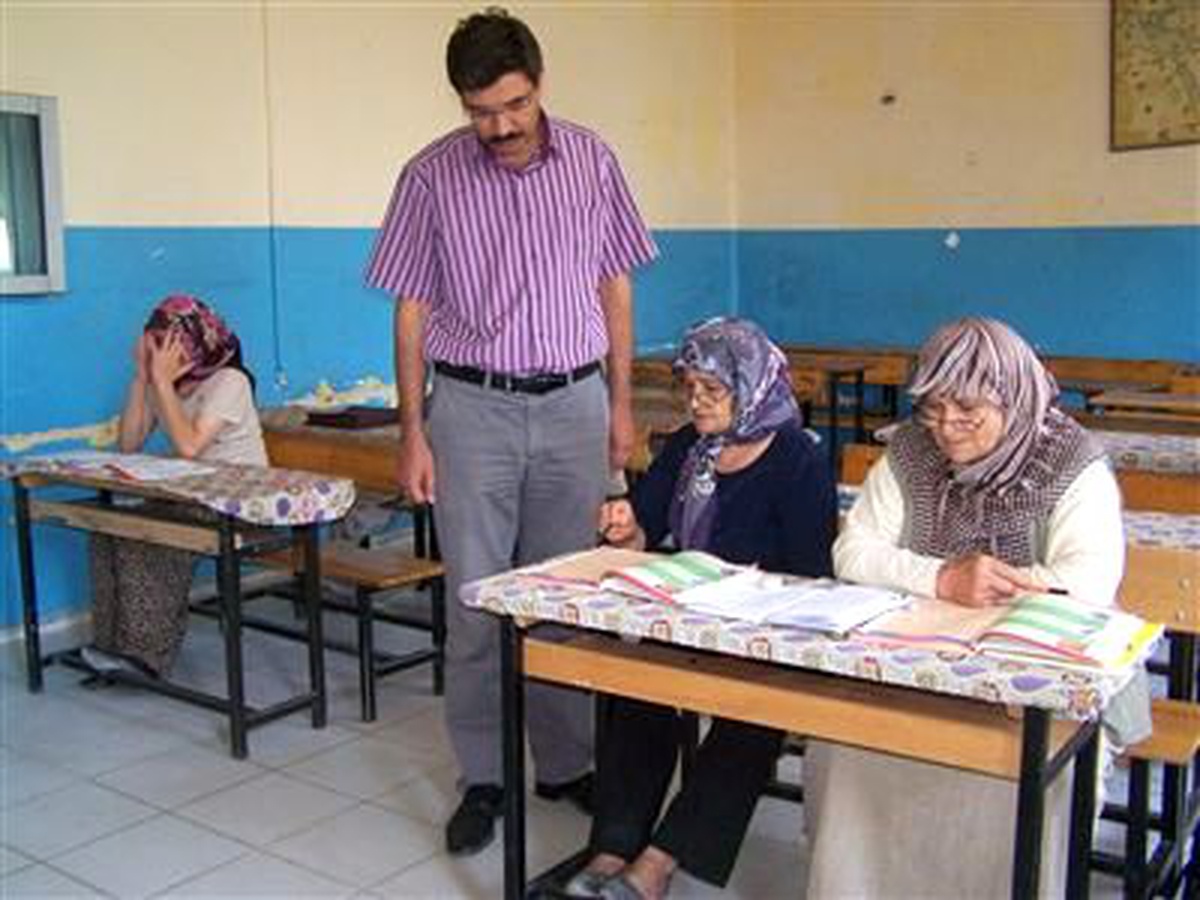 67 Yaşından Sonra Okuma Yazmayı Öğreniyorlar
