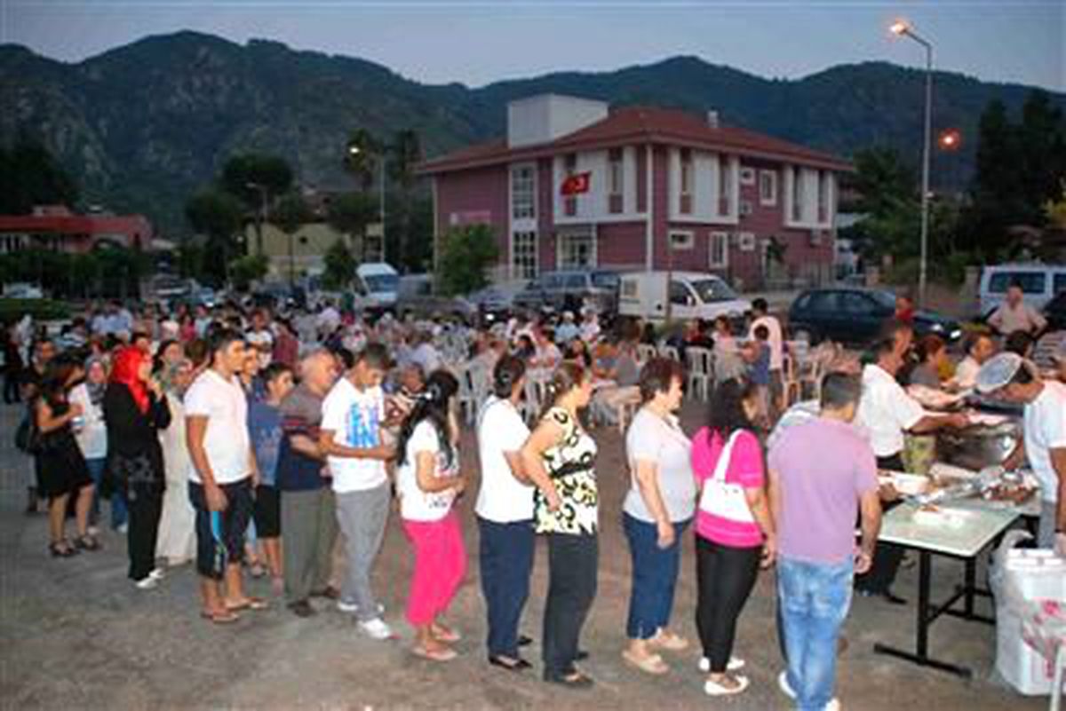 AK Parti İçmeler Belde Teşkilatı\'ndan İftar Yemeği