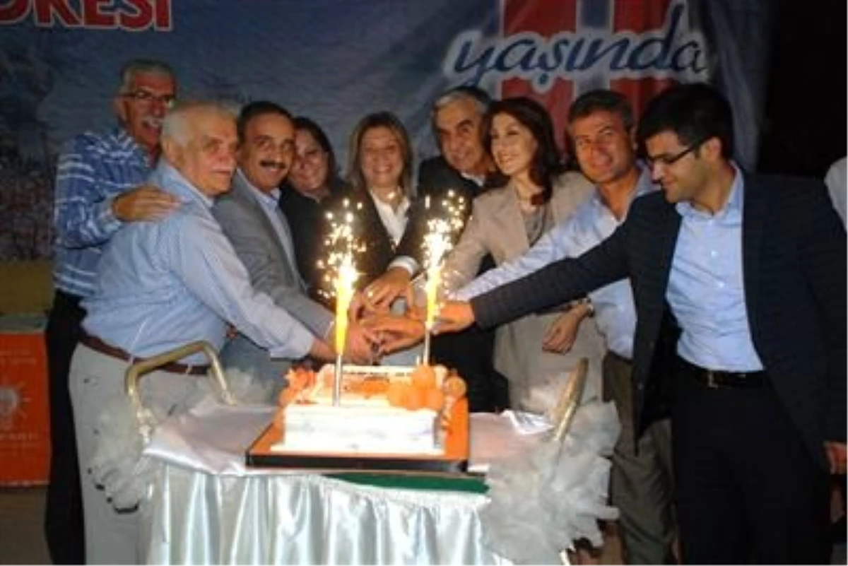 AK Parti\'nin 11. Kuruluş Yıldönümü İzmir\'de Binlerce Kişinin Katıldığı Vefa İftarlarıyla Kutlandı