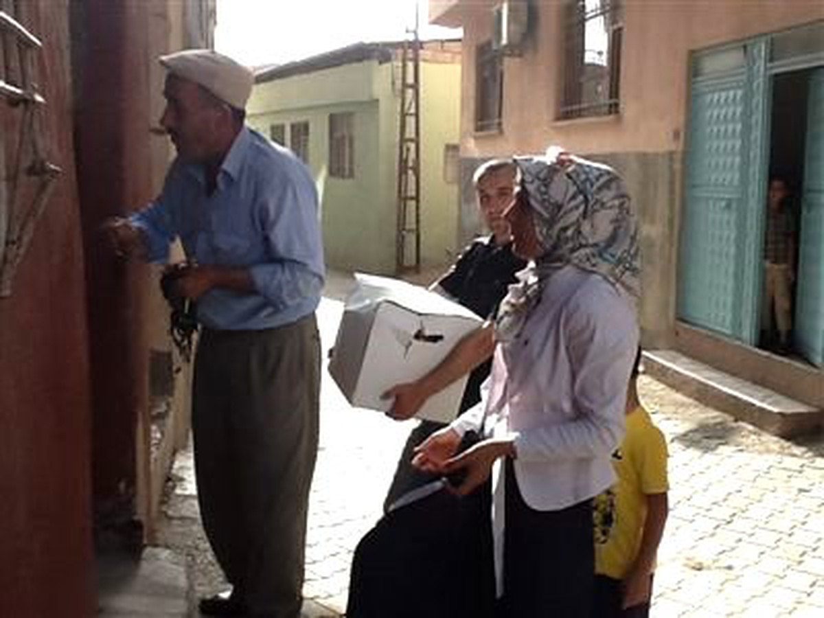 AK Parti Siirt Kadın Kolları Başkanı Nurten Temiz Özürlü Aileye Sahip Çıktı