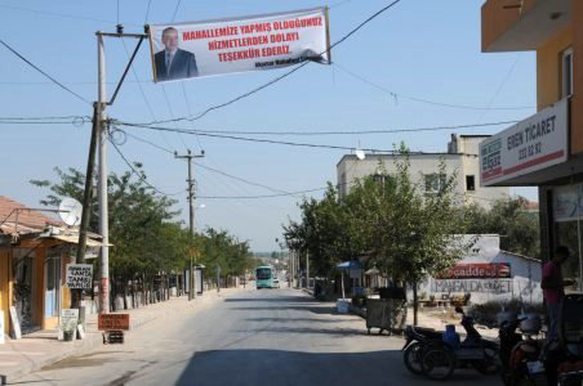 Akpınar Mahallesi\'nden Pankartlı Teşekkür