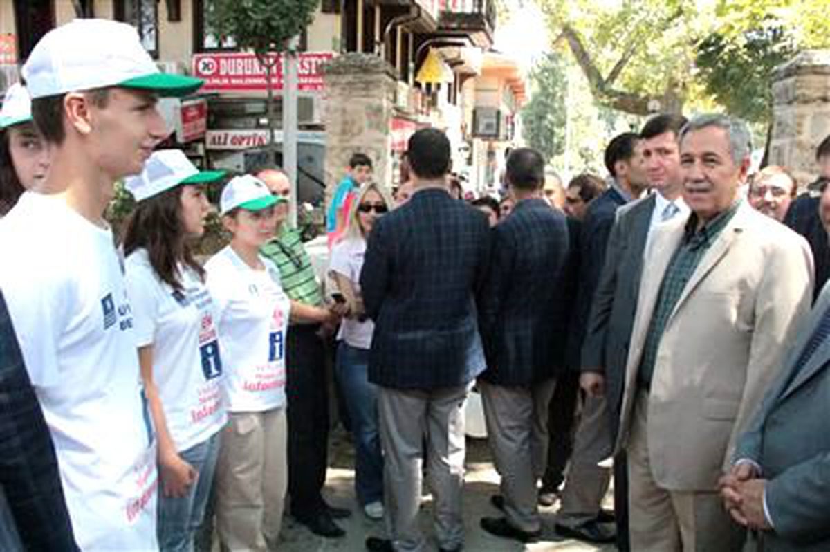 Arınç\'ın Dikkatini Çeken Genç Rehberler