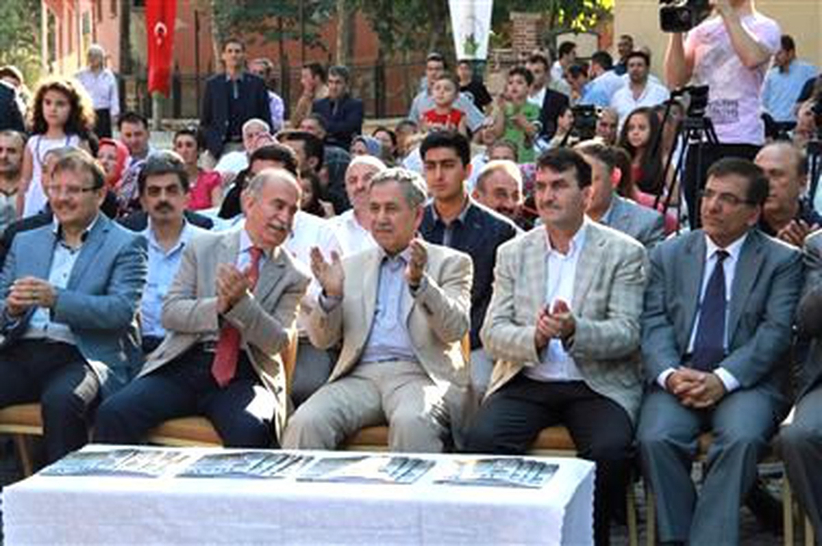 Arınç: "Kosava\'daki Kasabaya Obiliç\'in İsminin Verilmesine Tahammül Edemiyoruz"