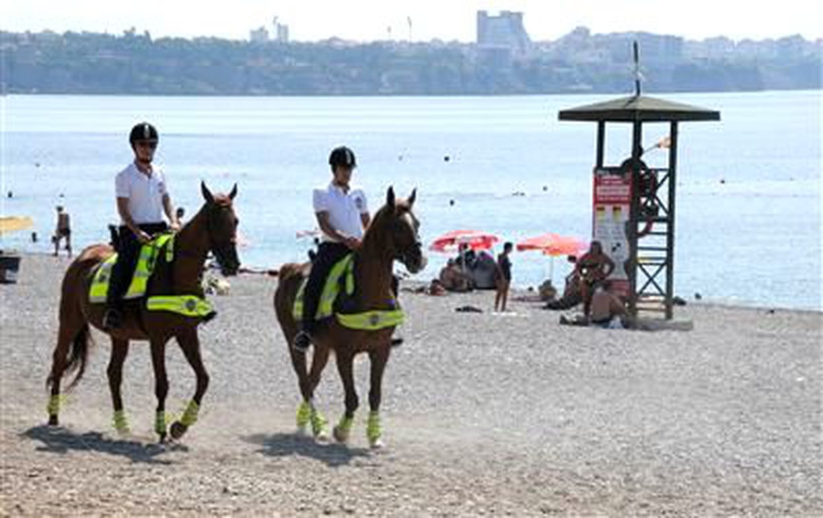 Atlı Polisler Plaja İndi