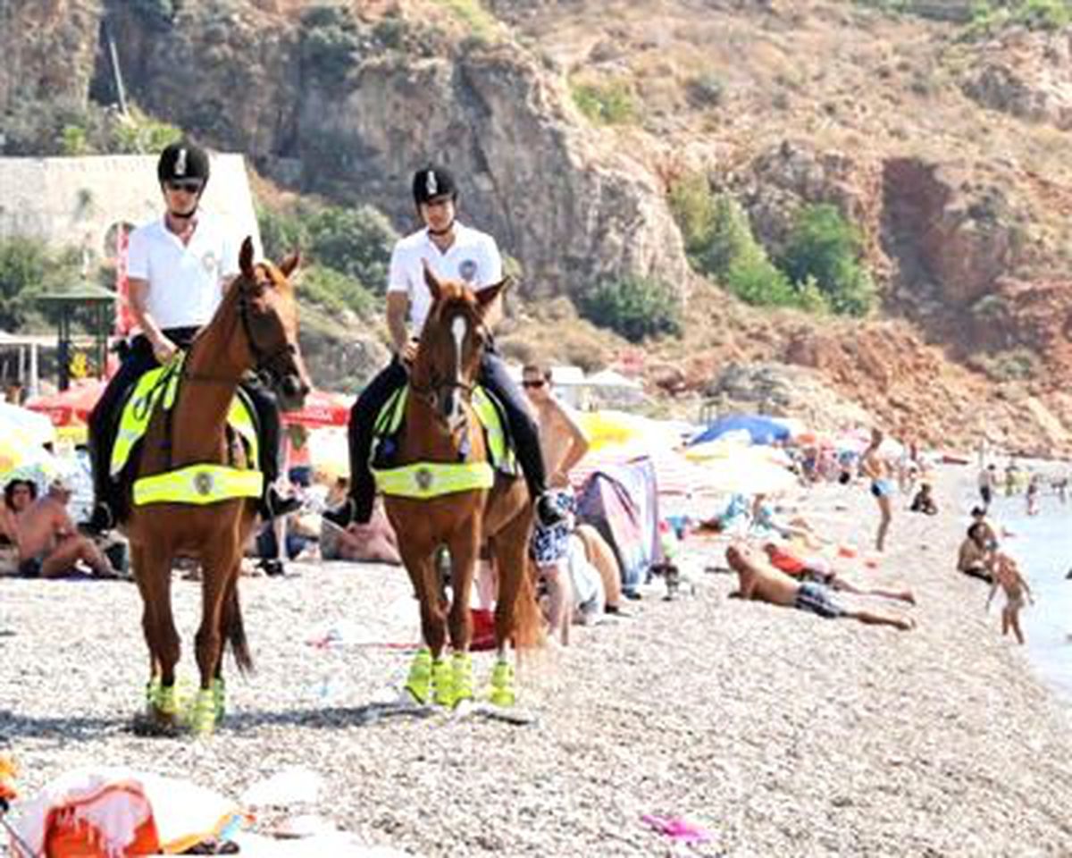 Atlı Polisler Sahile İndi