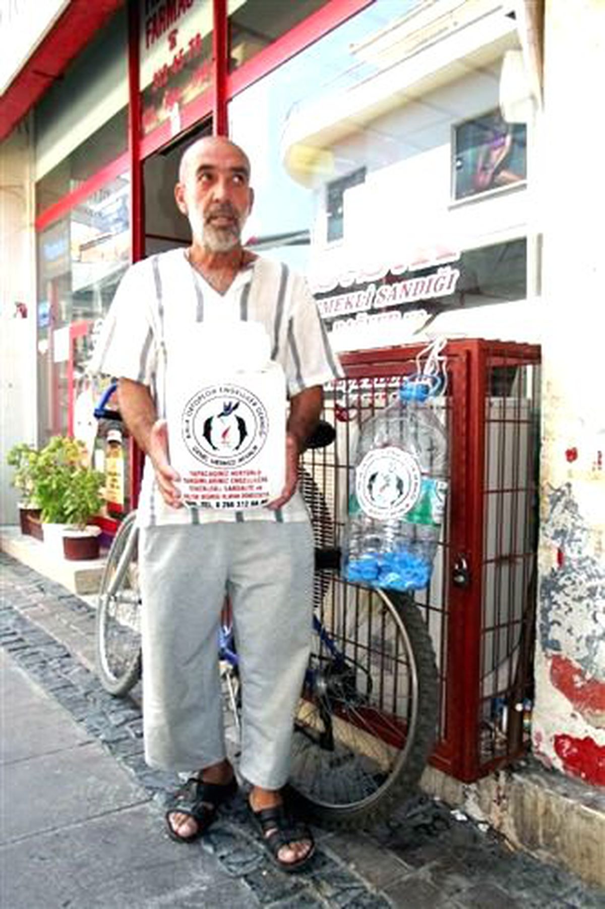 Ayvalık\'ta Mavi Kapak Toplama Çılgınlığı