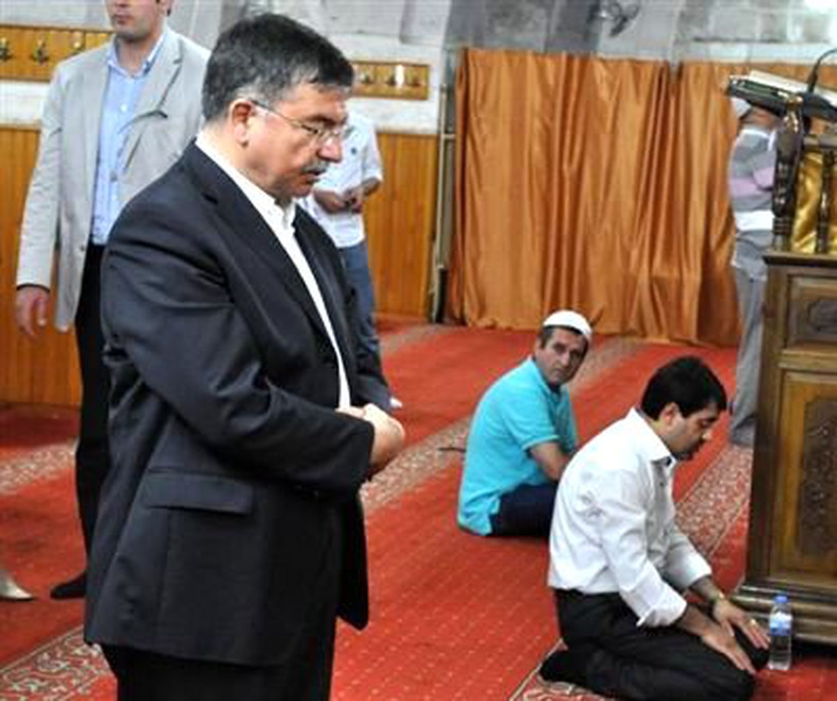 Bakan Yılmaz Kadir Gecesini İbadet Ederek Geçirdi