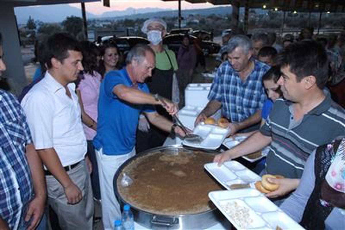 Başkan Evcilmen, Vatandaşlara Yemek Dağıttı