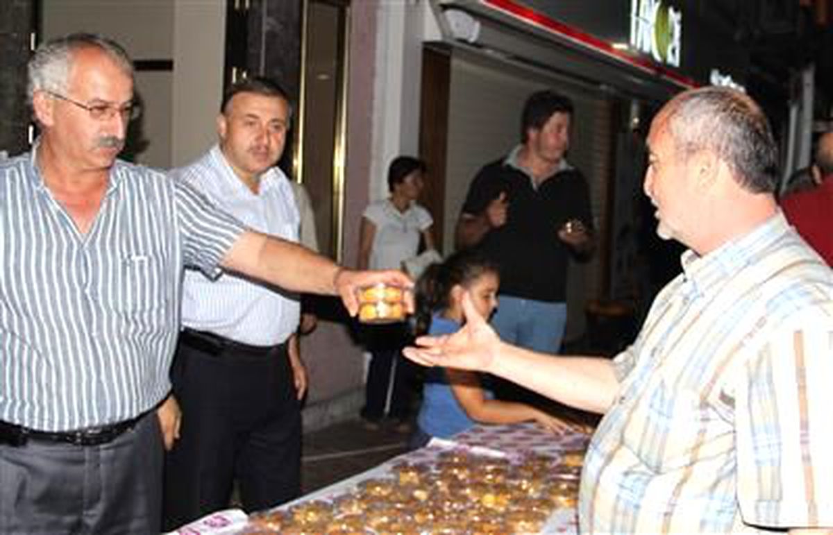 Belediye Kandil Tatlısı Dağıttı