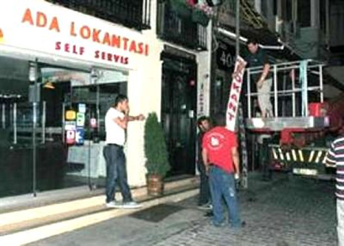 Beyoğlu\'nda Bu Kez Tabelalar Toplandı