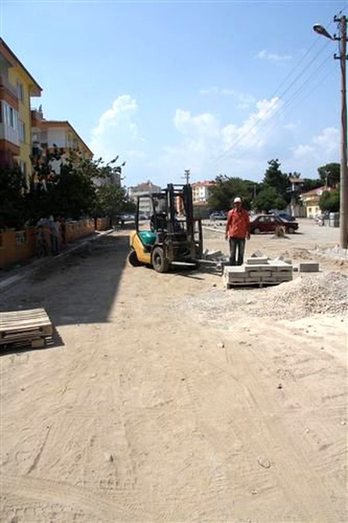 Burhaniye\'de Parke Taş Döşeme İşlemleri Devem Ediyor