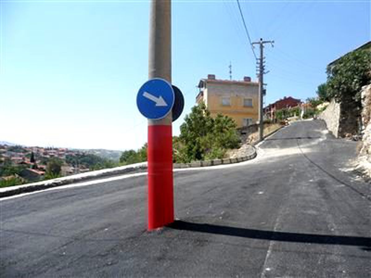 Demirci\'de Yol Ortasındaki Direk Görenleri Şaşırtıyor