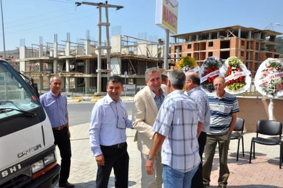 Ege Market\'in Açılışını Başkan Cem Kara Yaptı