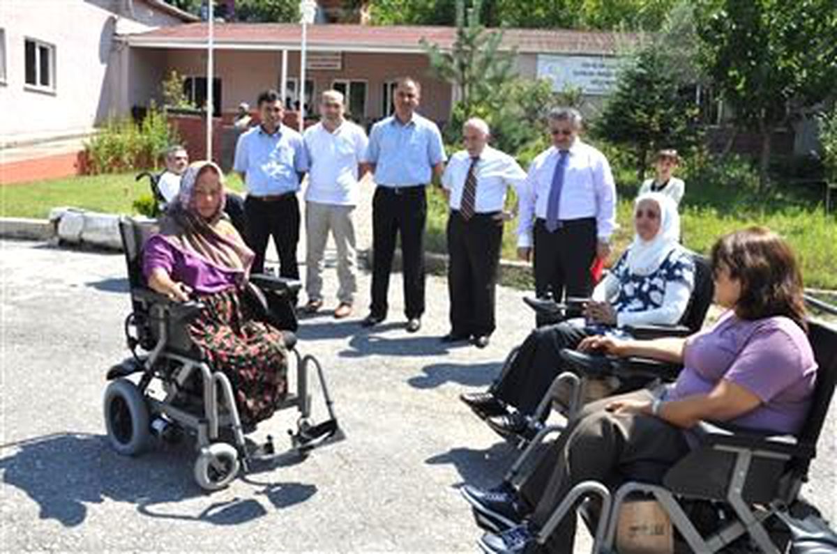 Engellilere 3 Adet Akülü Tekerlekli Sandalye Desteği,