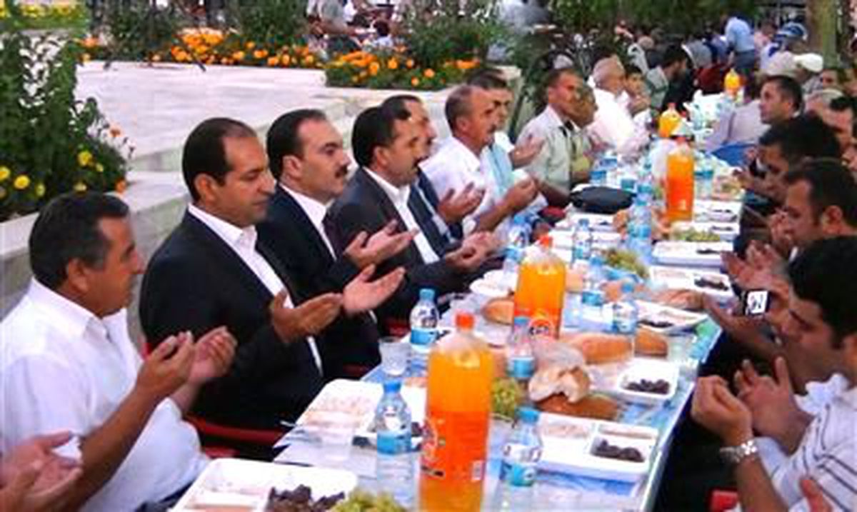 Erciş Belediyesi, Kadir Gecesi\'nde 5 Bin Kişiye İftar Yemeği Verdi