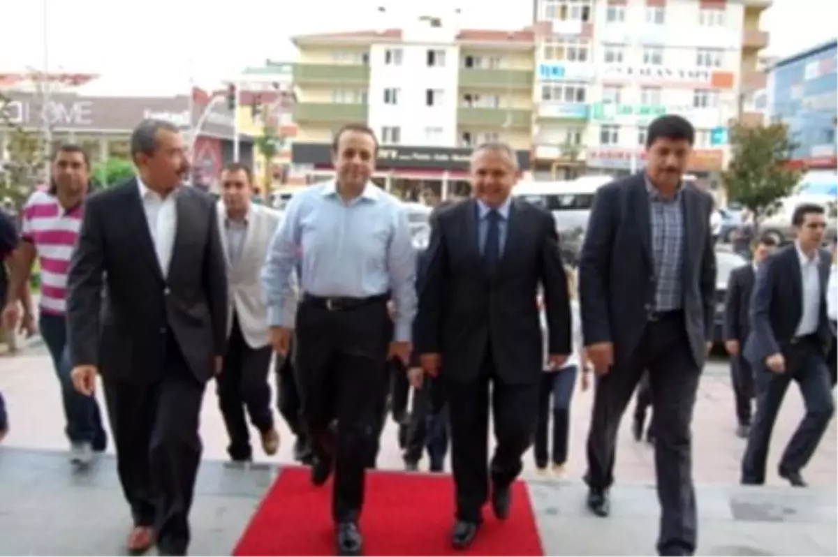 Erdem\'den, Bakan Bağış\'a Kitap Hediyesi