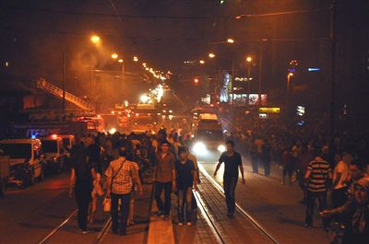 Eskişehir\'deki Eğlence Merkezindeki Çatı Yangını Korkuttu