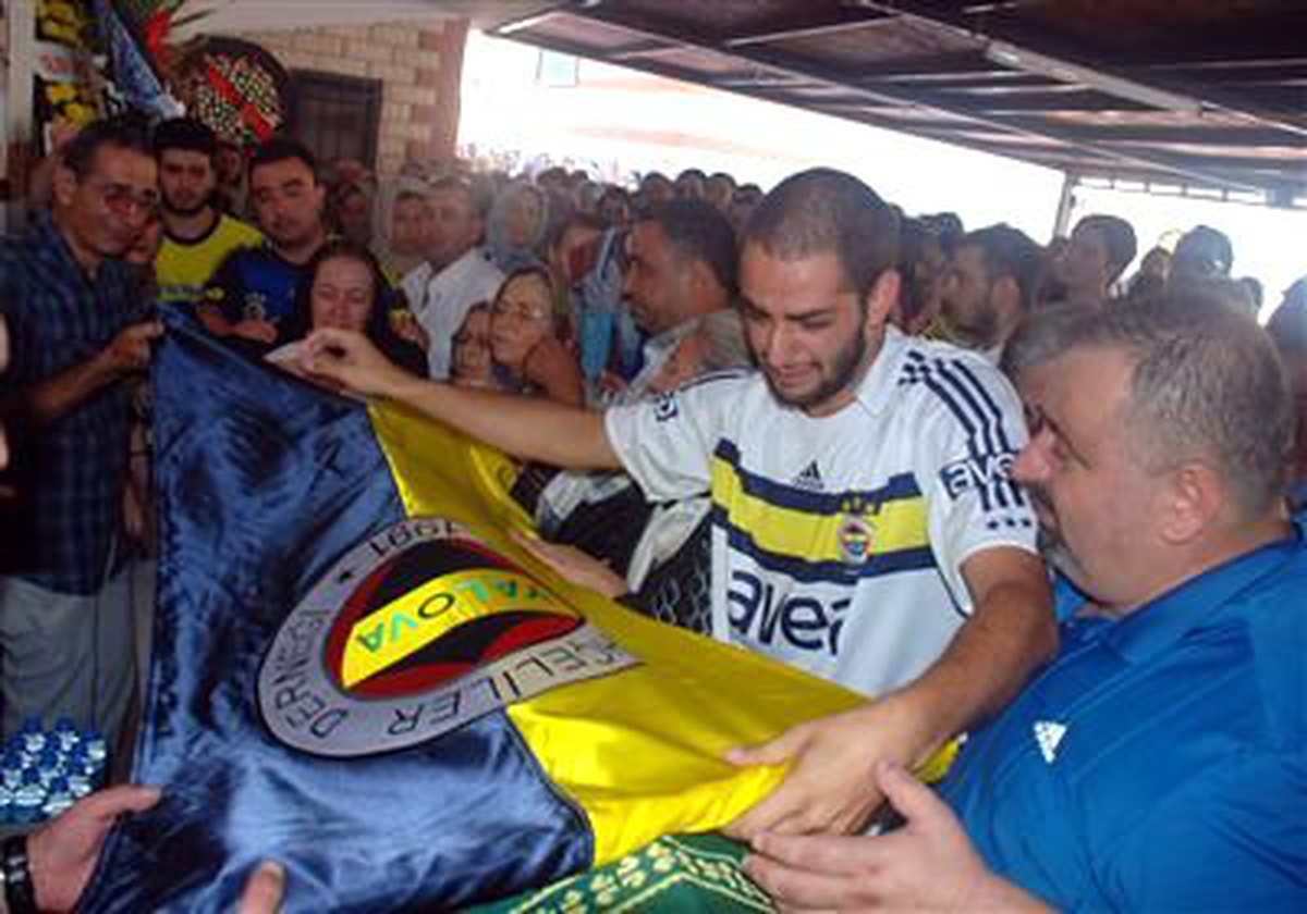 Fanatik Fenerbahçeli Özgün, Son Yolculuğuna Takımının Bayrağı ile Uğurlandı