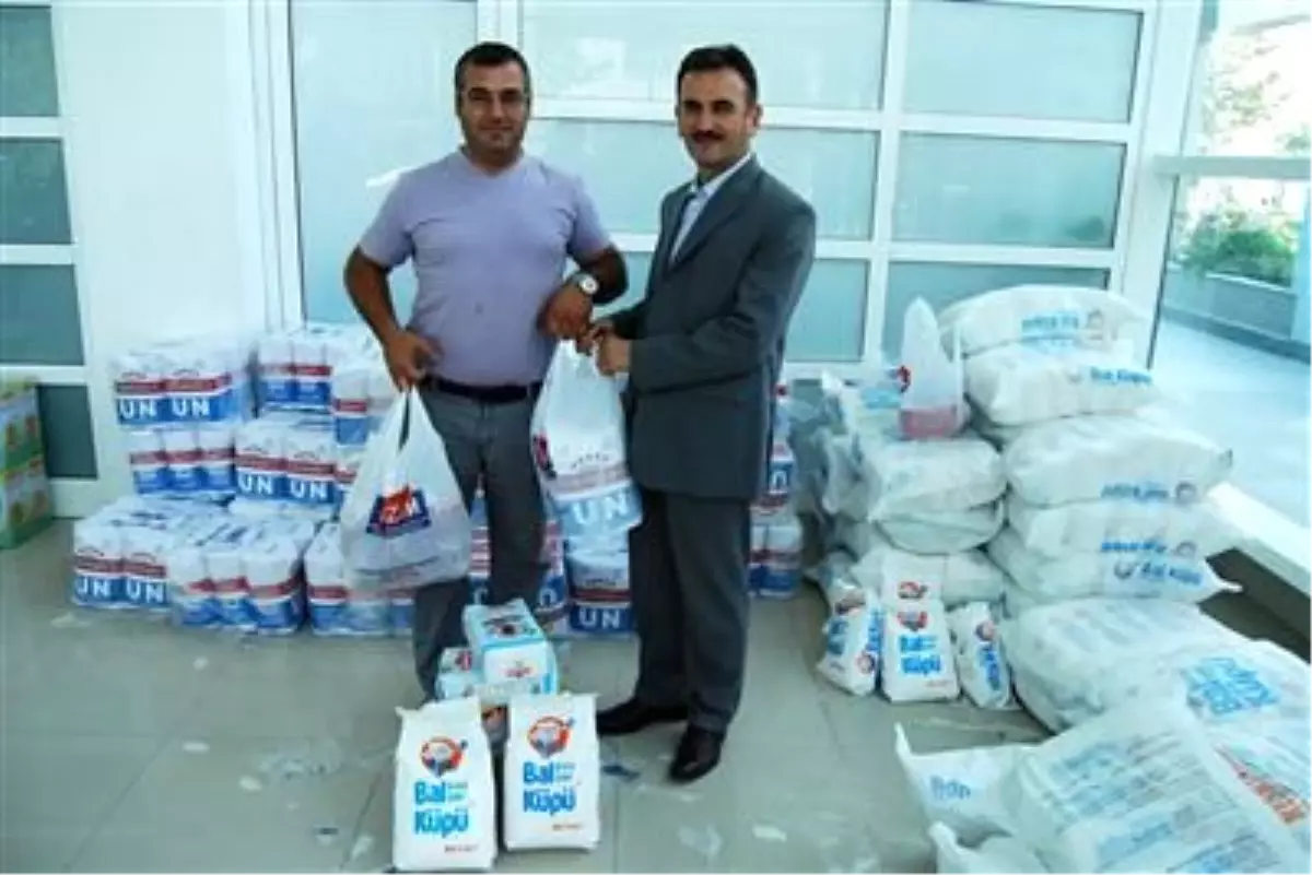 Gemlik\'te İşçi ve Memurlar Erzaklarını Aldılar