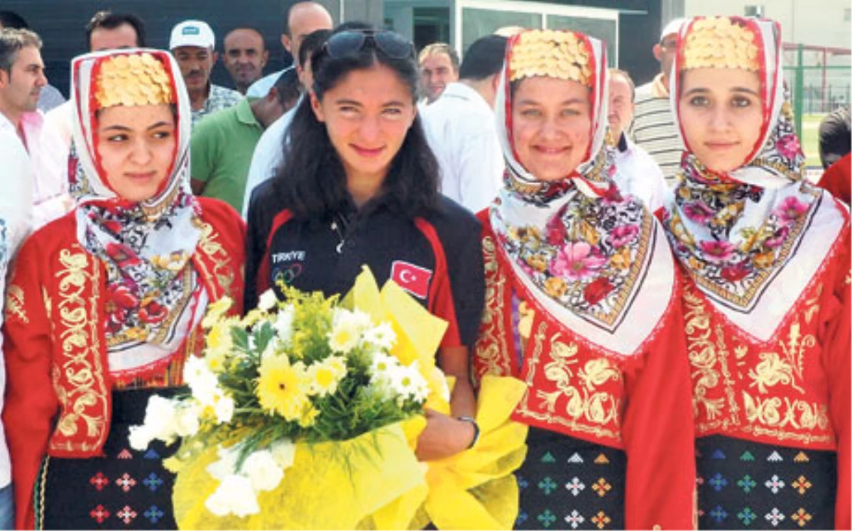 Gümüş Madalyalı Atlet Gamze Bulut, Eskişehir\'de Çiçeklerle Karşılandı