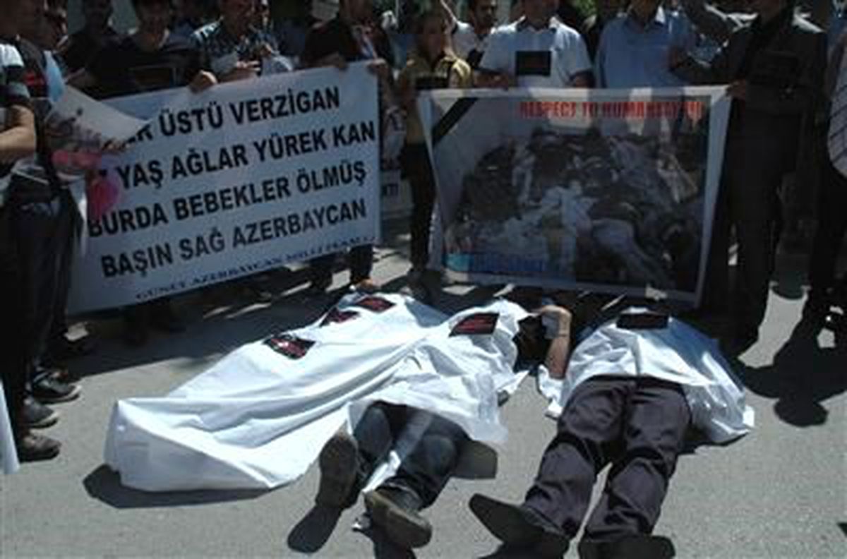 Güney Azerbaycan Türklerinden İran\'a Deprem Protestosu