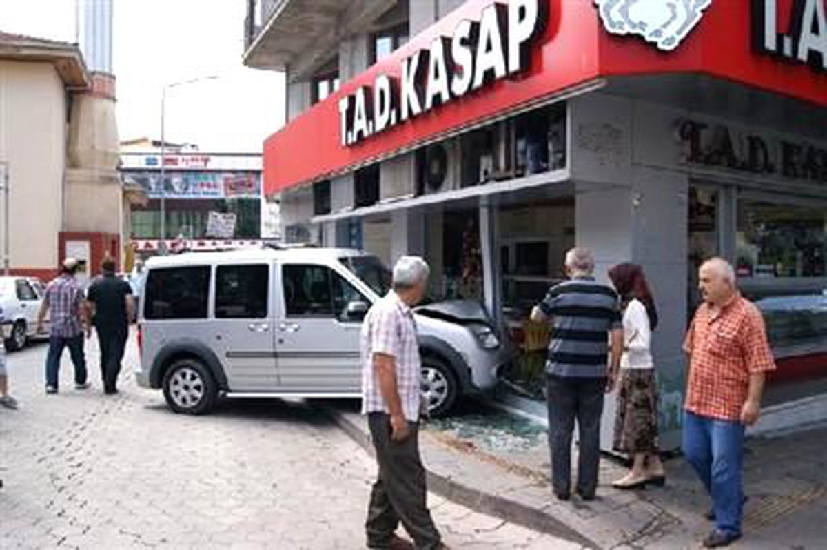 Hafif Ticari Araç, Kasabın Penceresine Çarptı: 2 Yaralı