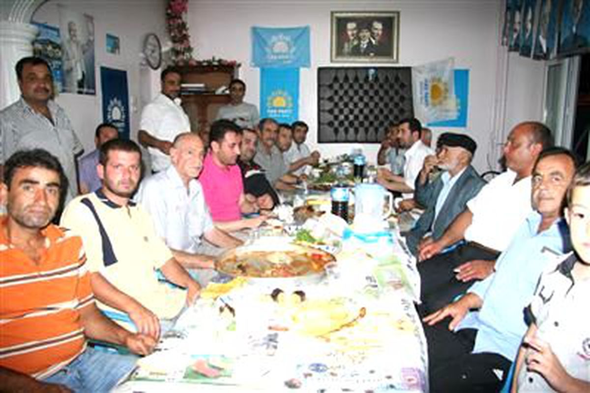 Has Parti\'den İftar Yemeği