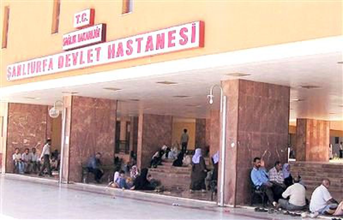 Hasta Yakınları, Hastane Bahçesinde Geceliyor