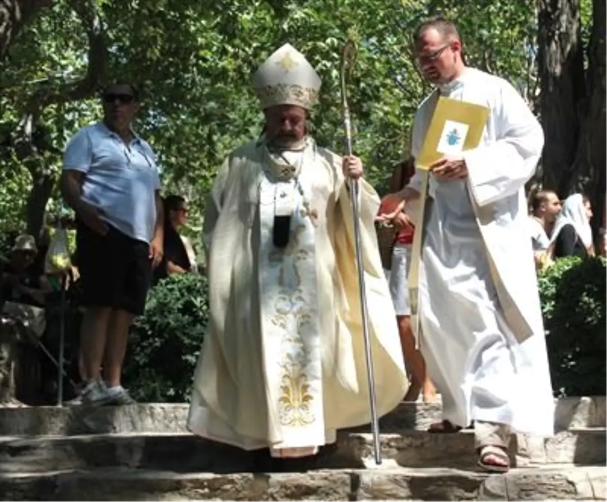 Hıristiyanlar Meryem Ananın Göğe Yükseliş Bayramını Kutladı
