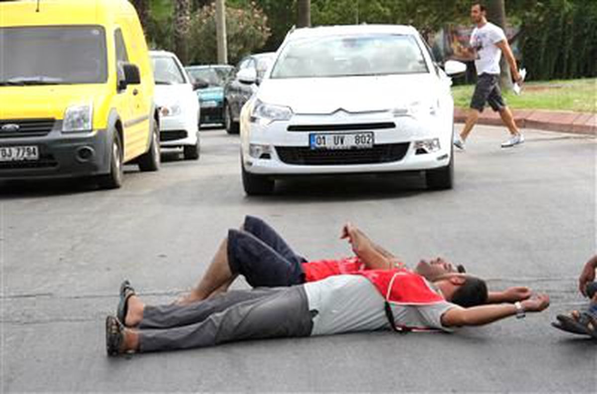 İşçiler Tedaş\'ı İşgal Edip Yol Kesti