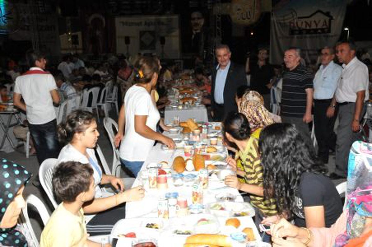 Kadir Gecesi\'nde Toplu Sahur Yemeği