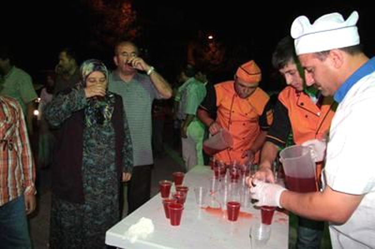 Kadir Gecesinde Bal Şerbet Dağıtıldı