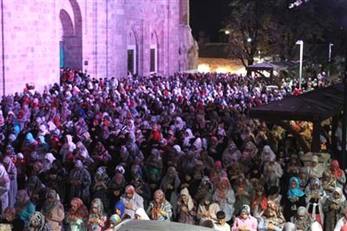 Kadir Gecesinde Cemaat Camilere Sığmadı