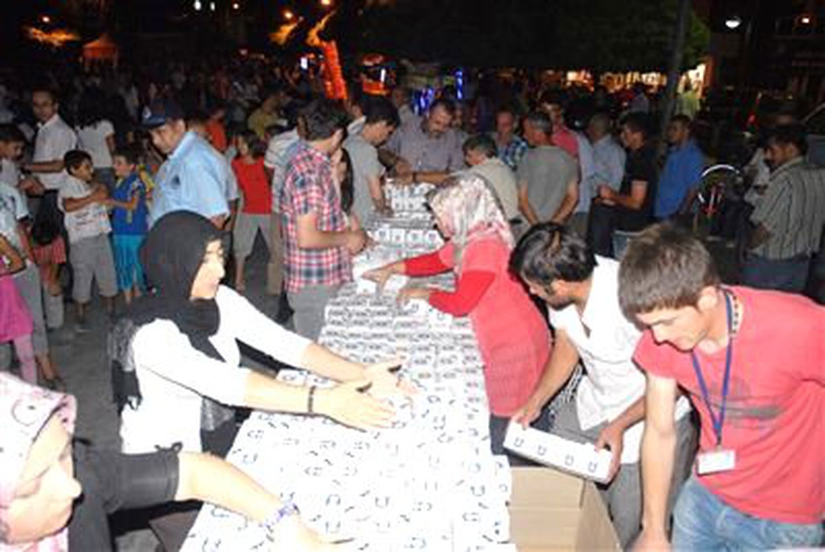 Karaman Belediyesi Kadir Gecesi\'nde Kandil Simidi Dağıttı