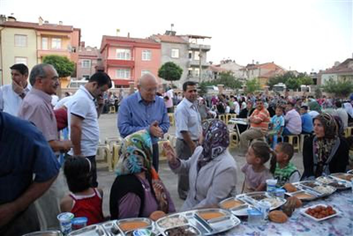 Karaman Belediyesi\'nin Son İftar Sofrası Hürriyet Mahallesi\'ne Kuruldu