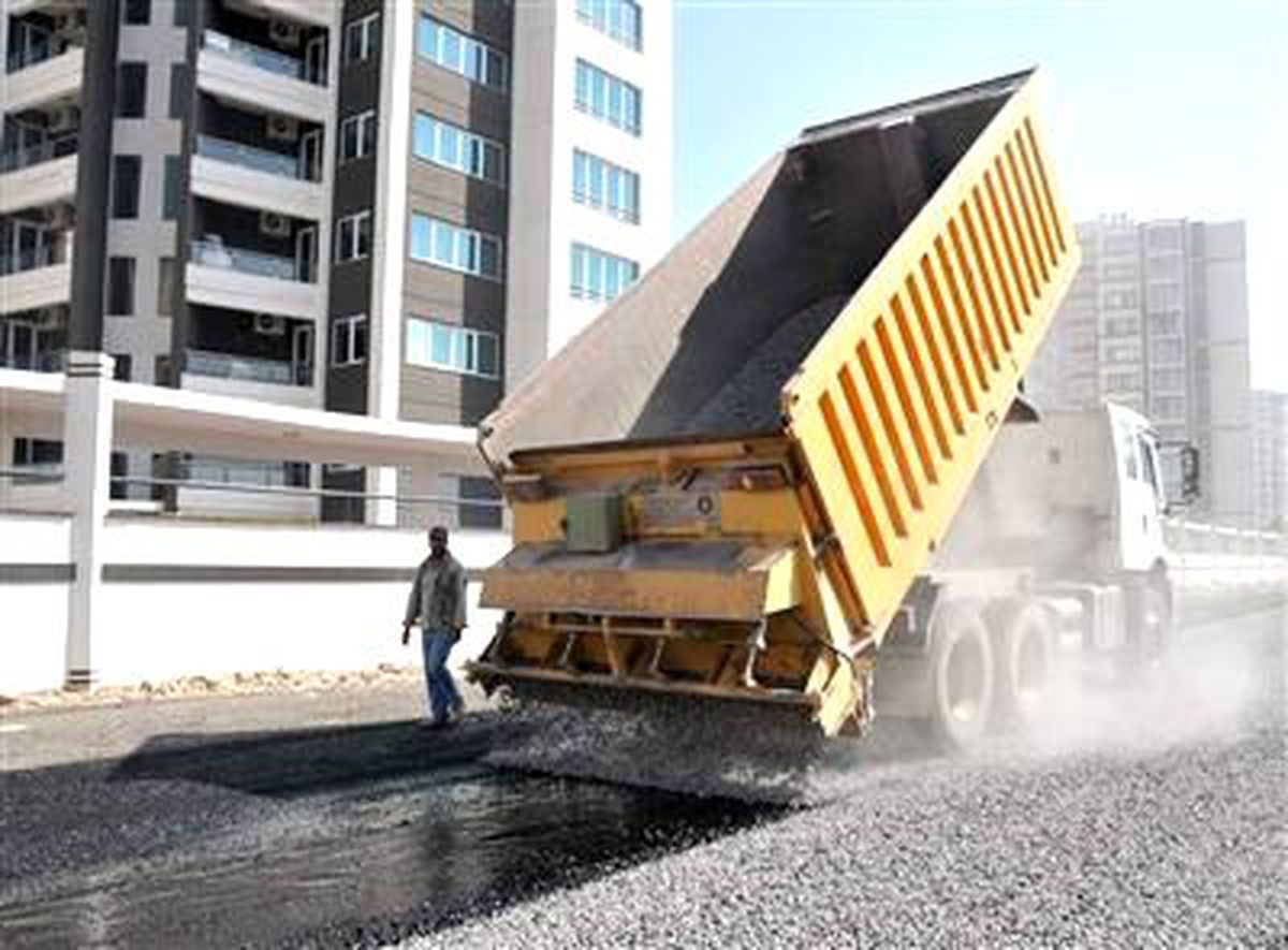 Kayapınar Belediyesi 40 Derece Sıcakta Asfalt Döküyor
