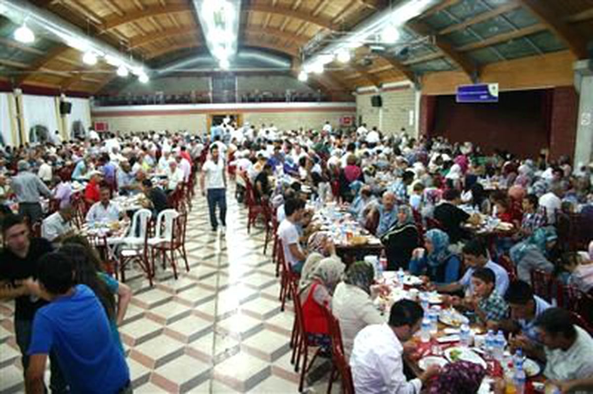Kemalpaşa\'da, AK Parti\'den İftar Yemeği